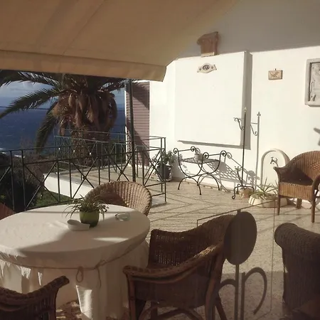 Akrotiri Otel 2*