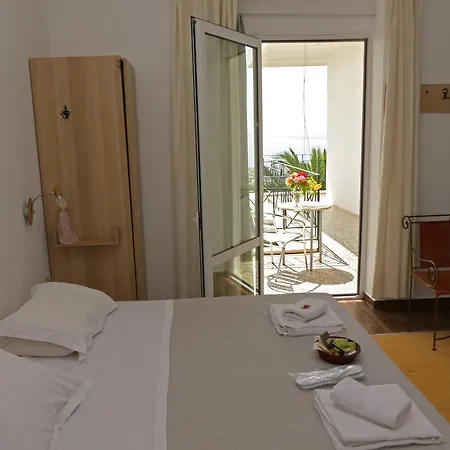 Otel Akrotiri 2*